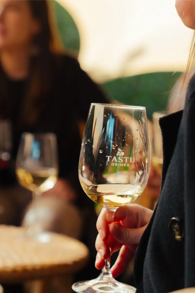 Tastu Drinks - Estaciones de Vino y Sidra Selección de botellas de vino tinto y sidra premium de Tastu Drink para eventos y celebraciones.