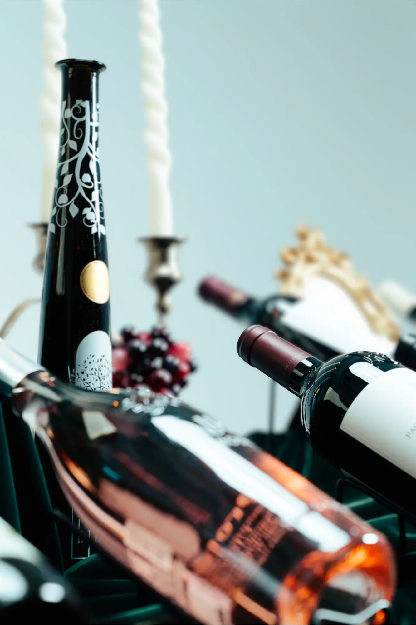 Tastu Drinks - Estaciones de Vino y Sidra Botellas de sidra premium y vino de Tastu Drink dispuestas para una cata en un evento.