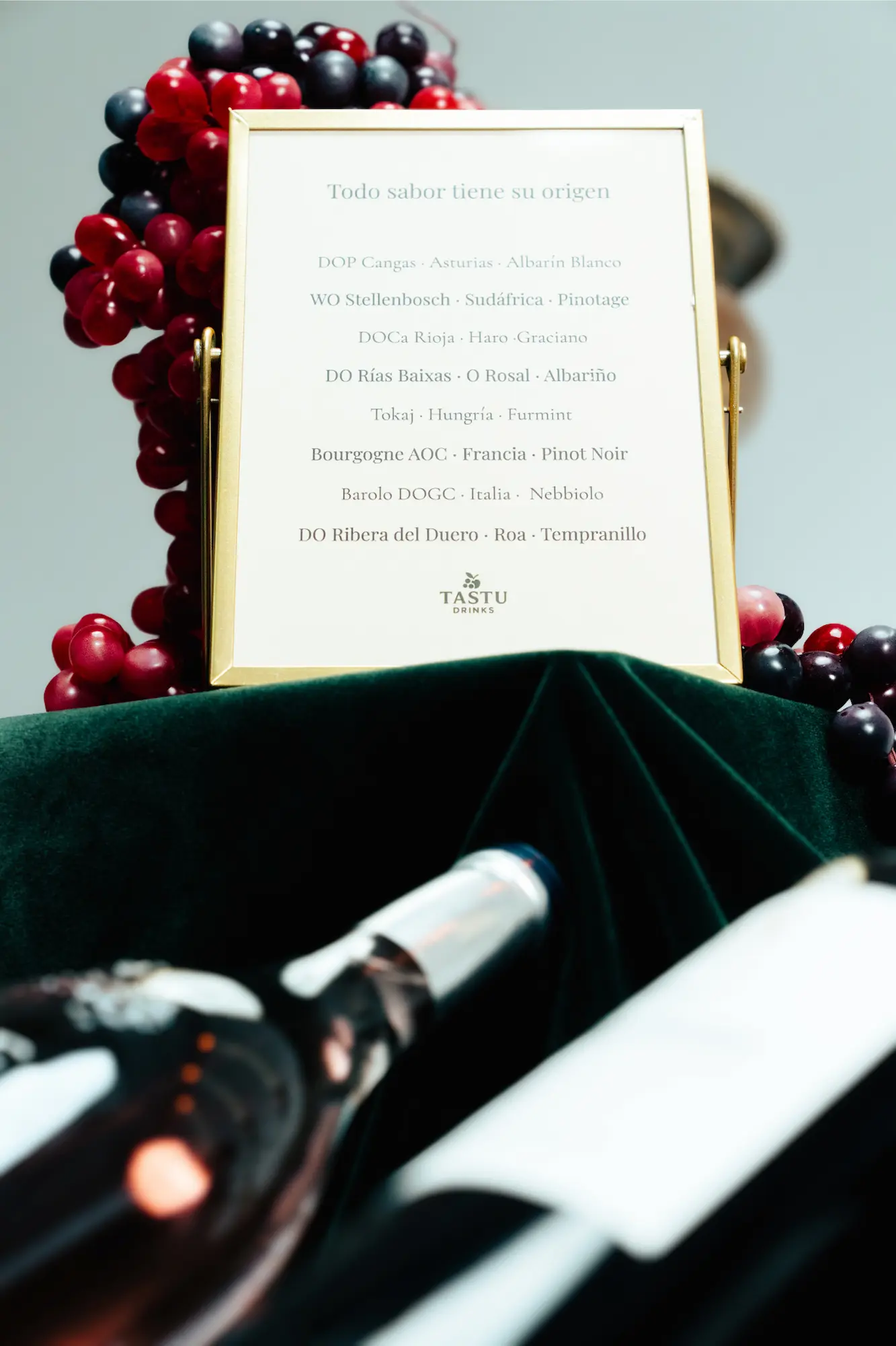 Tastu Drinks - Estaciones de Vino y Sidra Botellas de vino y sidra premium de Tastu Drink dispuestas para un servicio de cata.