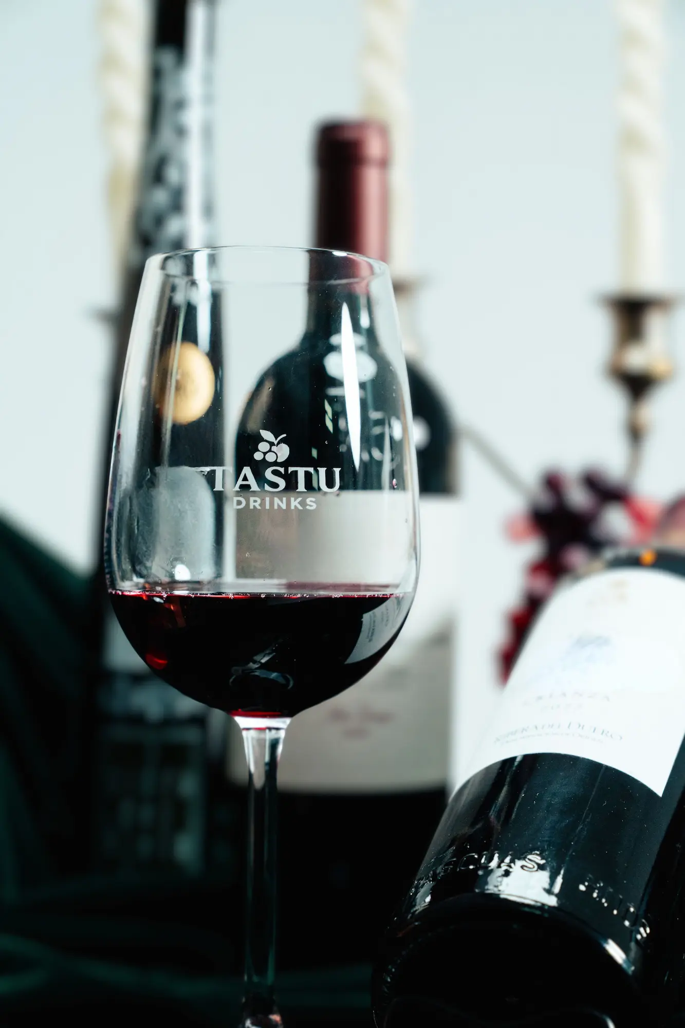 Tastu Drinks - Estaciones de Vino y Sidra Estación de Tastu Drink con botellas de sidra premium y vino tinto en un evento elegante.